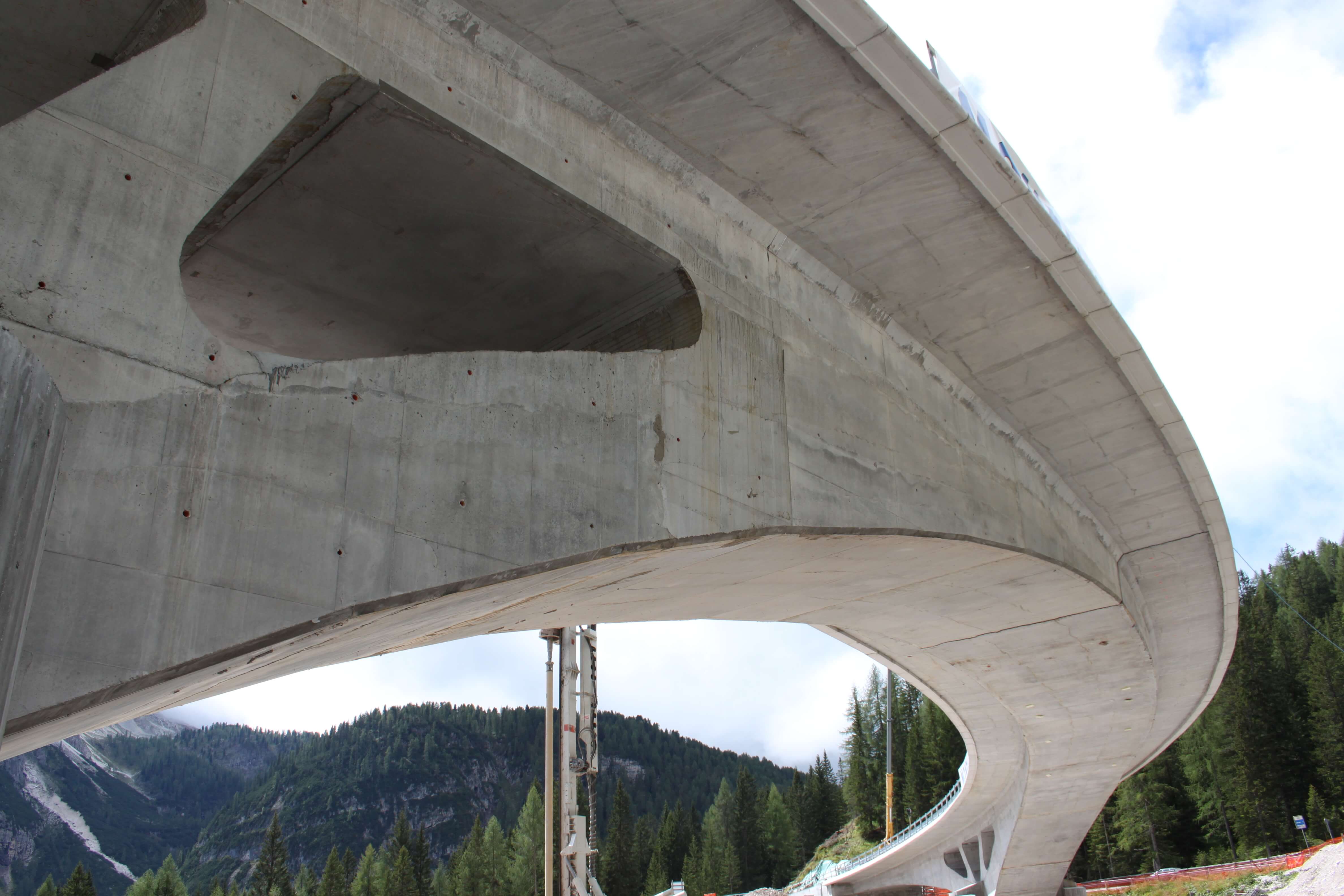 Ecobeton Vetrofluid on concrete highway bridge