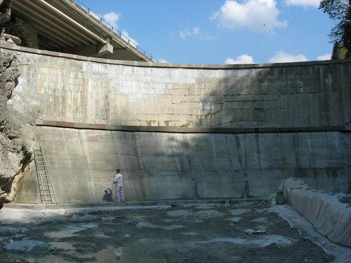 Concrete dam protection with Evercrete® Vetrofluid.