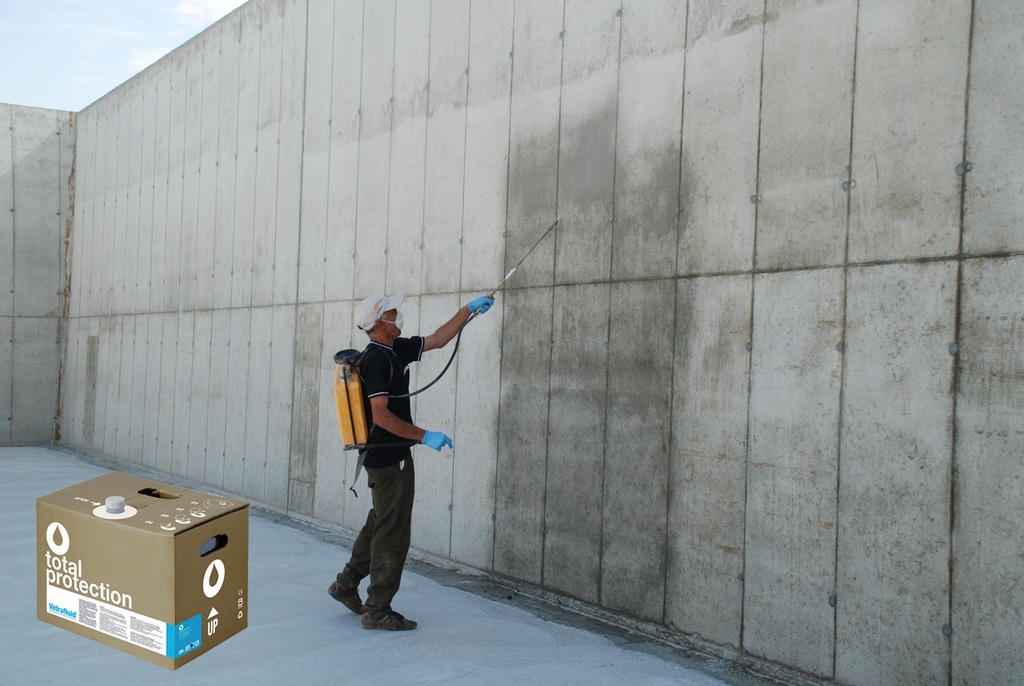 spraying of Vetrofluid on concrete wall