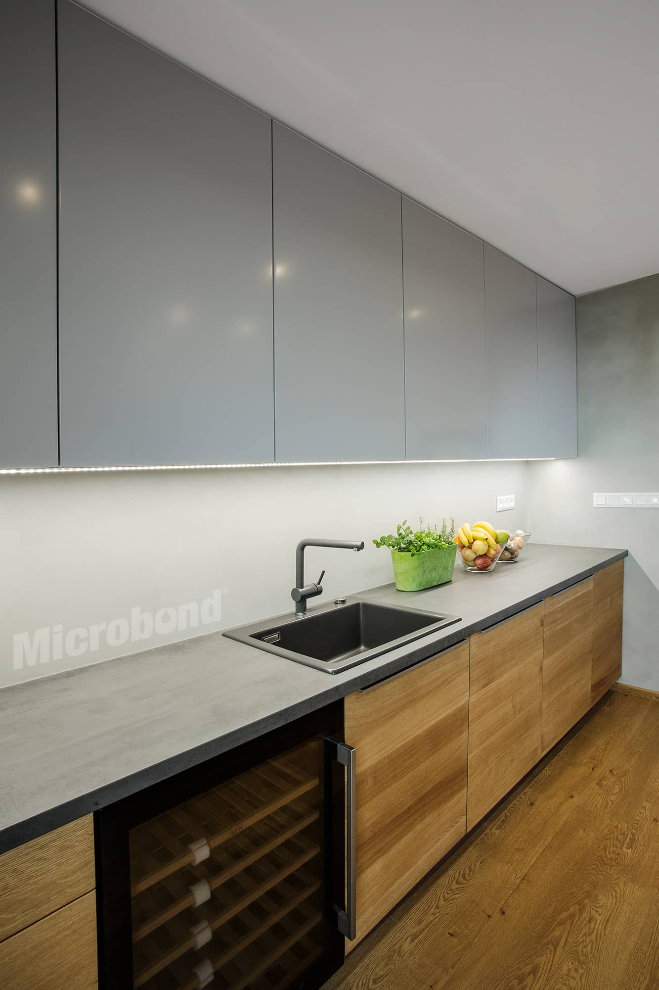 Kitchen backsplash decorated with Microbond in a modern kitchen