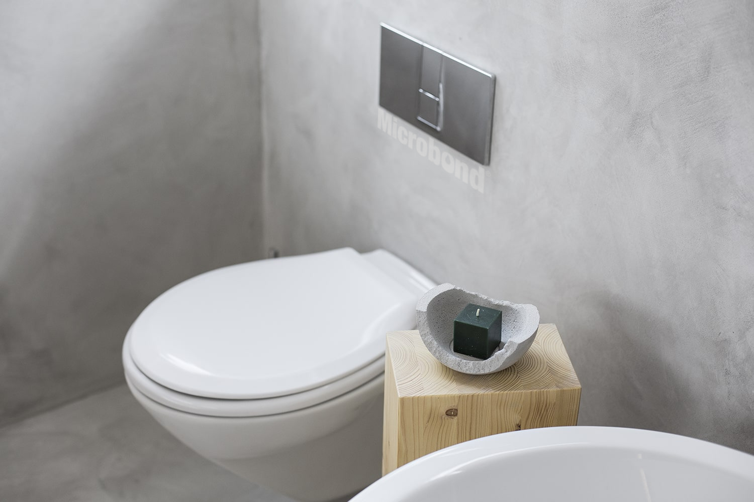 Bathroom walls and floor covered with Microbond decorative mortar with a delicate textured effect