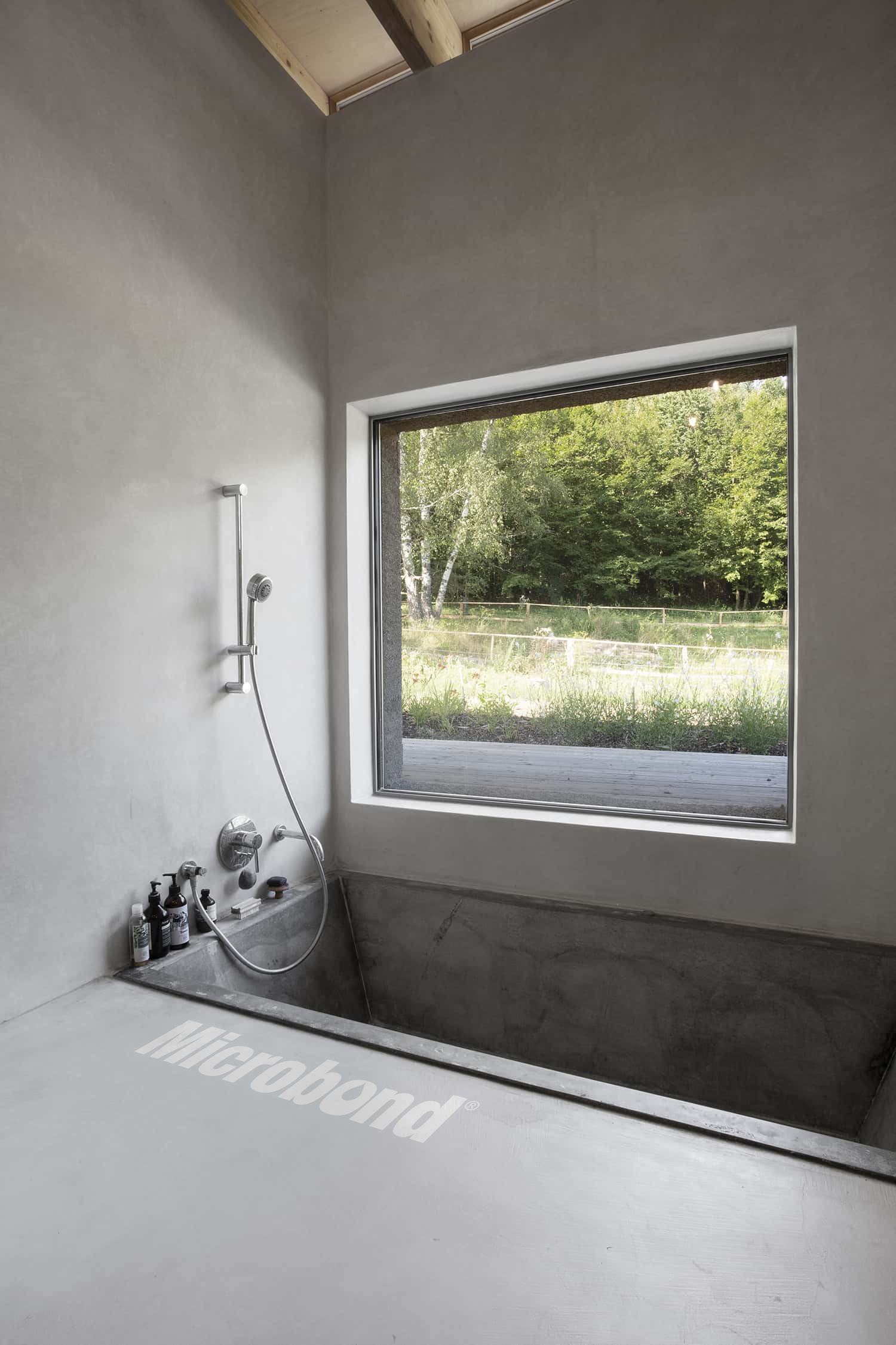 Interesting bathtub project in a modern context decorated with Microbond cementitious overlay