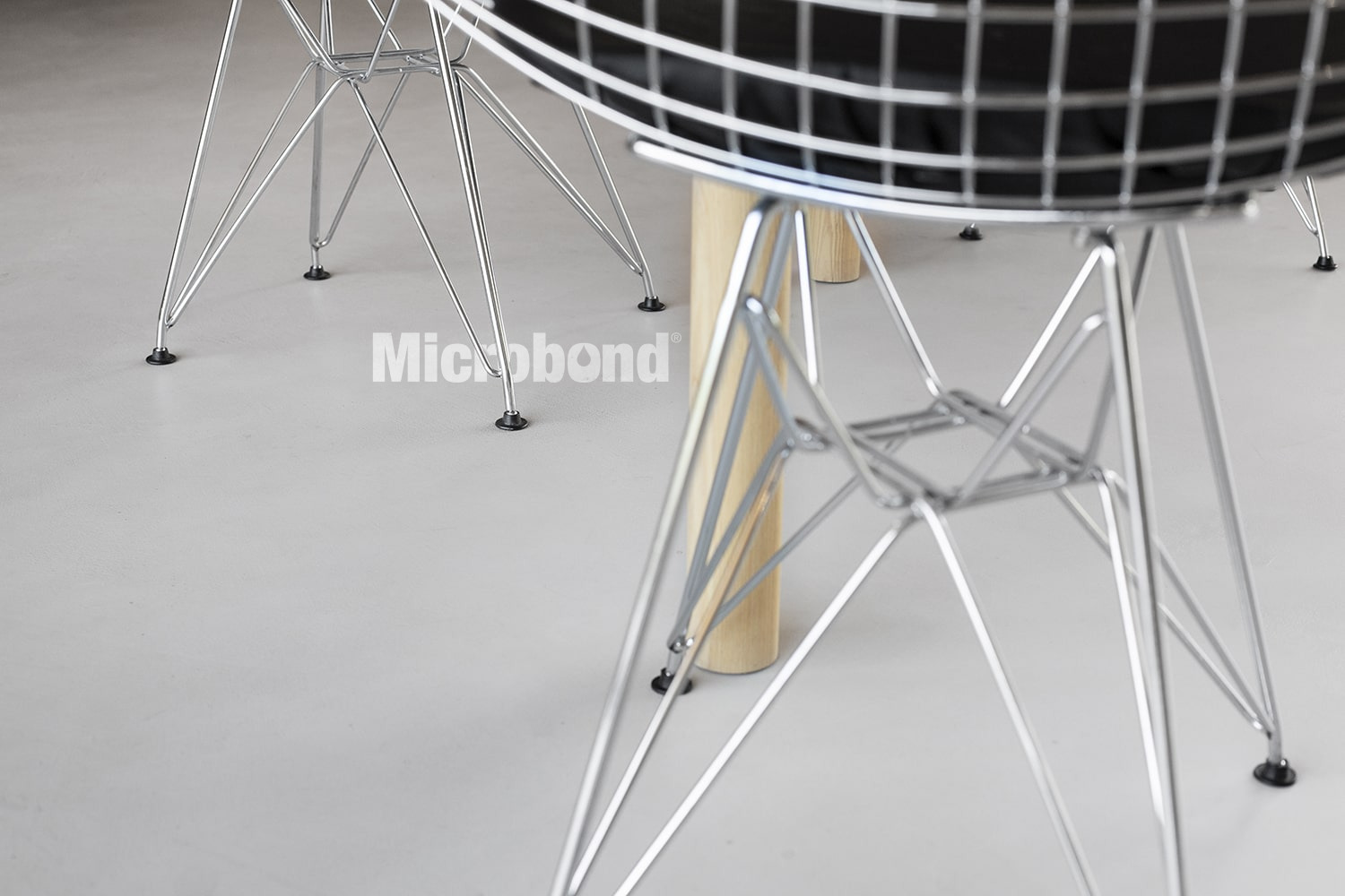 Close-up detail of the floor covered with Ecobeton Microbond microcement