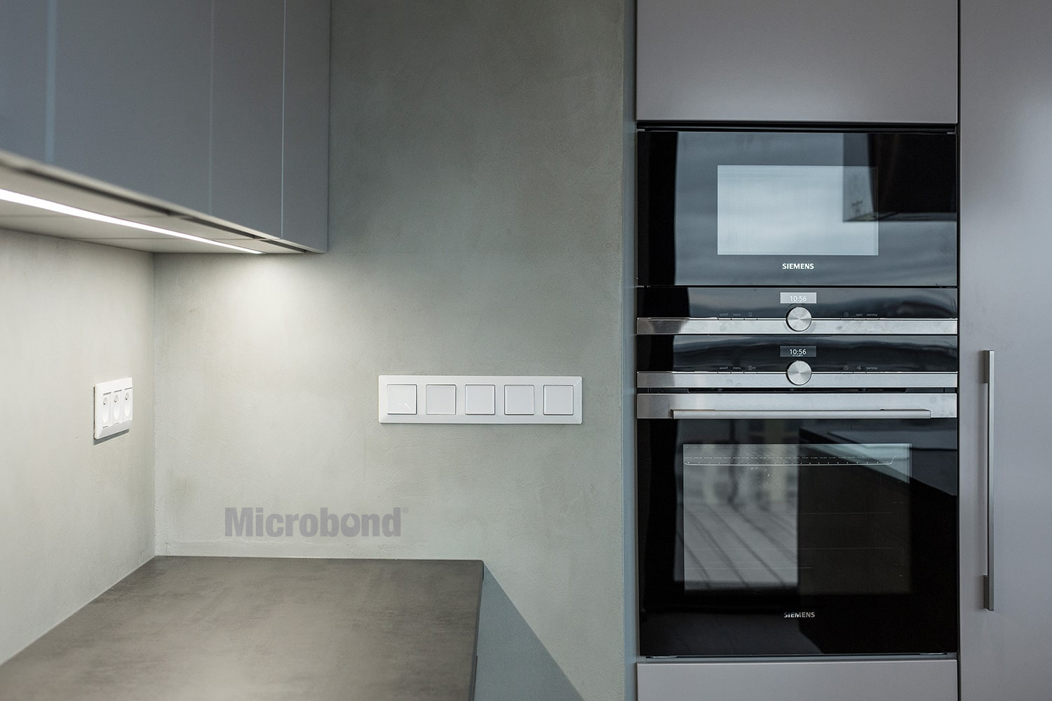 Backsplash and kitchen walls overlaid with Ecobeton Microbond microcement