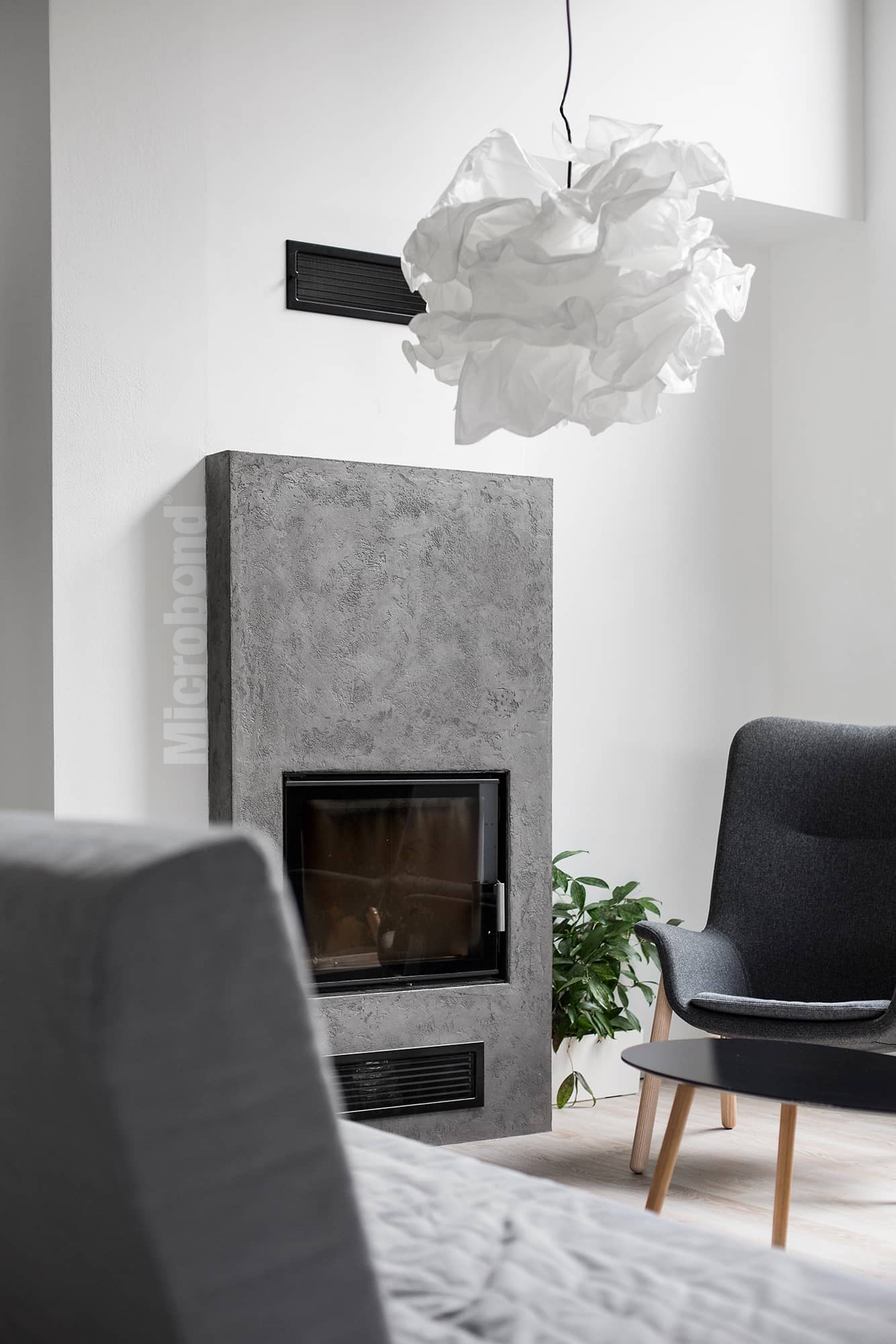 Fireplace wall decorated with Microbond with a three-dimensional stamped effect