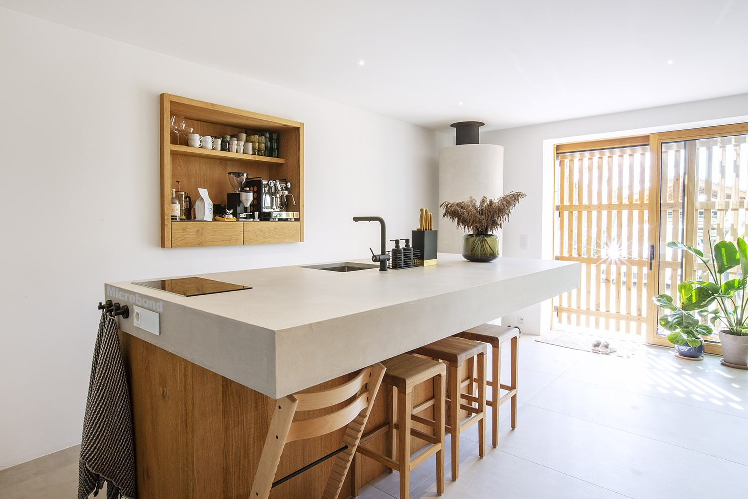 Worktop with integrated kitchen, finished with Microbond decorative mortar